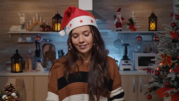 Wesoła świąteczna kobieta uśmiechnięta z powodu sezonu zimowego — Wideo stockowe