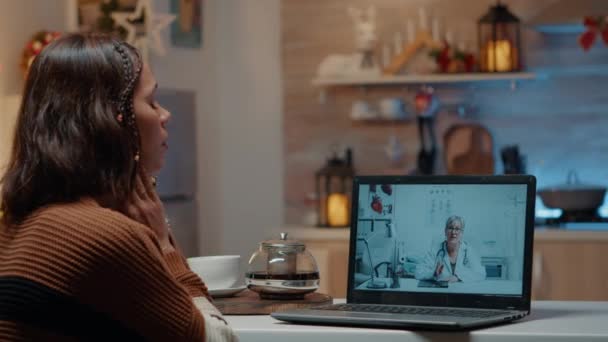 Mujer con gripe usando telemedicina en el ordenador portátil en casa — Vídeo de stock