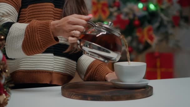 Primer plano de la mujer que vierte el té de la tetera en la taza — Vídeo de stock