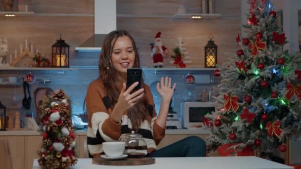 Vrolijke vrouw op kerst video gesprek met vrienden thuis — Stockvideo