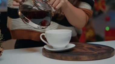 Şenlik evindeki çaydanlıktan dökülen içeceği kapat.