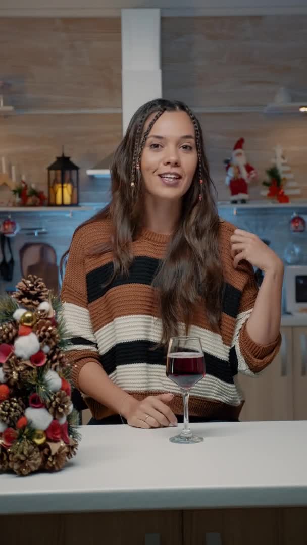 Vertikal video Glada kvinna dricka glas vin när du använder videosamtal — Stockvideo