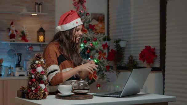 Volwassen bedrijf aanwezig op video oproep in feestelijke keuken — Stockvideo