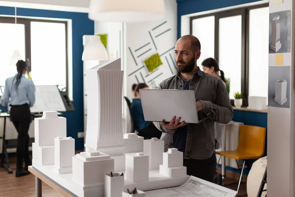 Urban arkitekt vuxen inspektera design plan på arbetsplatsen — Stockfoto