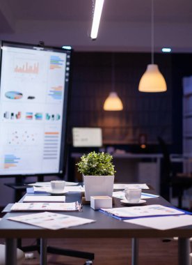 İçinde sunum monitörü olmayan boş bir şirket toplantı odası.