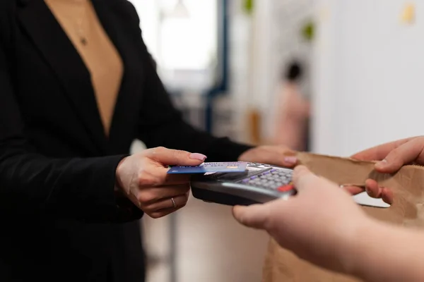 Primo piano della donna d'affari in possesso di carta di credito in plastica in mano — Foto Stock
