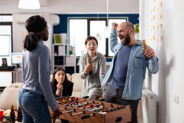 Çeşitli işçiler langırt masasında oynamayı kutluyor