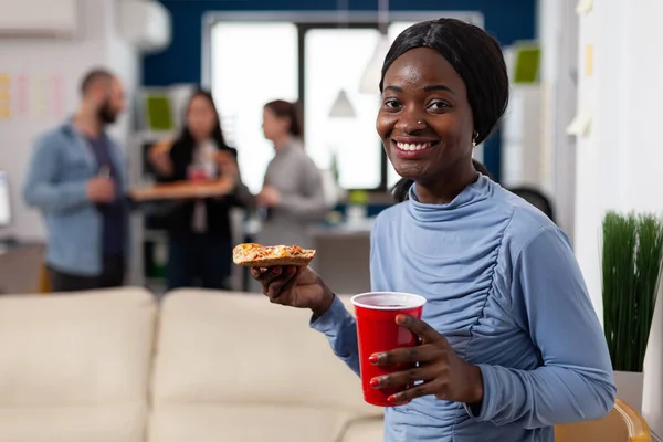 African american woman enjoying food and drinks after work — Stock Photo, Image