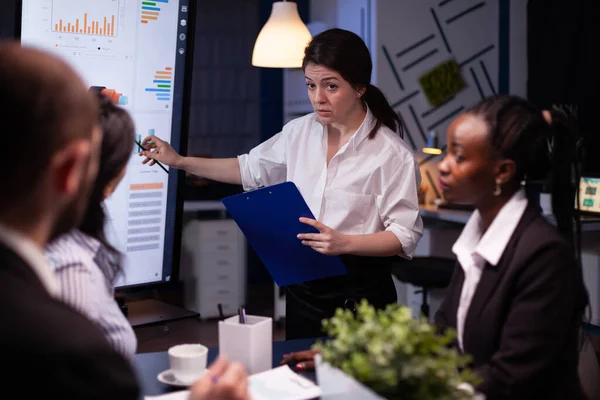 Επιχειρηματίας γυναίκα brainstorming στρατηγική διαχείρισης εργάζεται σκληρά στη συνάντηση γραφείο — Φωτογραφία Αρχείου