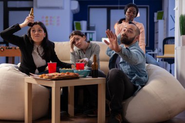 Çoklu etnik arkadaş takımı konsolda televizyon oyunu kaybediyor