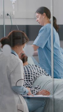 Pratisyen hekim hasta tedavisini panoya yazıyor.