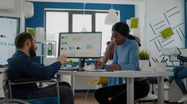 Projenin çözümünü tartışan finansal grafiklerle çalışan çeşitli takımlar