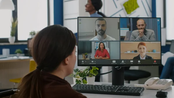 Gehandicapte zakenvrouw discussiëren tijdens videoconferentie — Stockfoto