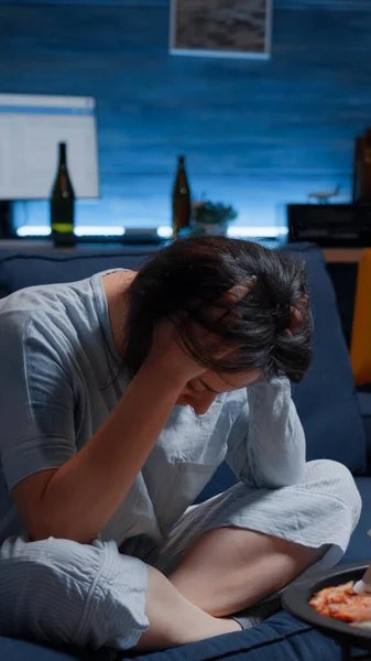 Mujer soltera estresada frustrada con dolor de cabeza sentirse vulnerable —  Fotos de Stock