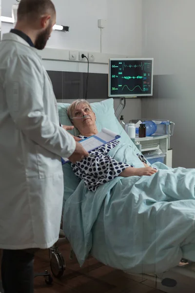 病院で寝そべっている病院のベッドで医者 — ストック写真