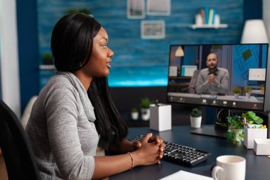 Afrika kökenli Amerikalı öğrenci uzak okul arkadaşlarıyla pazarlama sınıfı fikirlerini tartışıyor.