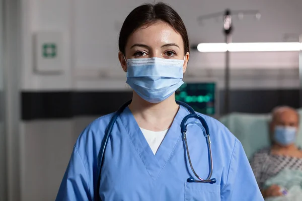 Médico especialista em cuidados de saúde usando máscara quiral no quarto do hospital — Fotografia de Stock