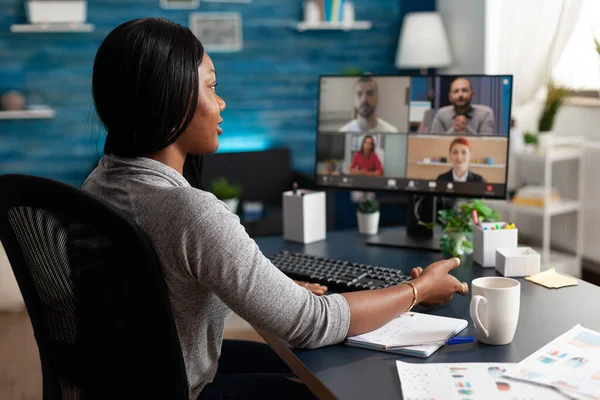 Estudante negro discutindo com a equipe universitária durante conferência de reunião de videocall online — Fotografia de Stock