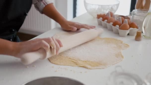 Çocuklar el yapımı zencefilli ekmeği hazırlarken kurabiye hamuru yapıyor. — Stok video