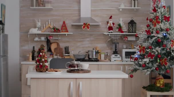 Leere, weihnachtlich dekorierte Küche, in der niemand ist, ist bereit für das Dessert am Weihnachtsmorgen — Stockvideo