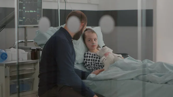 Padre sosteniendo enferma hija mano explicando tratamiento medicamentoso contra la enfermedad médica —  Fotos de Stock