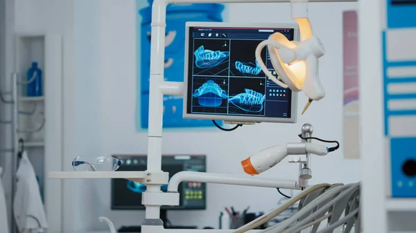 Close up de exibição médica ortodontista com imagens de raios X sobre ele — Fotografia de Stock