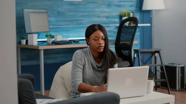 Blogger student with dark skin working from home browsing communication information — Stock Photo, Image