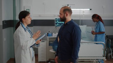 Hasta çocuk hastane koğuşunda yatakta dinlenirken oksijen tüpü takıyor.