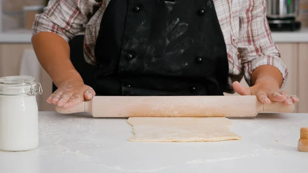 Крупним планом дитячі руки готують домашнє тісто за допомогою прокатного штифта — стокове фото