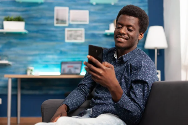 Homem negro cumprimentando colegas em videoconferência — Fotografia de Stock