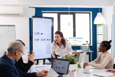 Öfkeli şirket sahibi çığlıkları coşkuyla tartışıyor.