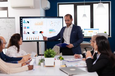 Başarılı takım lideri brifingi projeyi açıklıyor