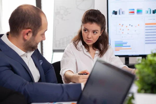 Colegas de startup discutiendo mirando documentos — Foto de Stock