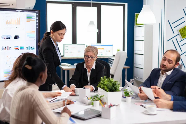 Grupo de empresarios discutiendo hablar trabajando en la sala de conferencias — Foto de Stock