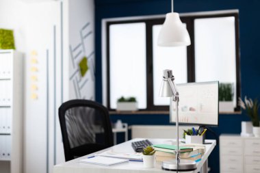 Modern ofis içinde kimse yok.