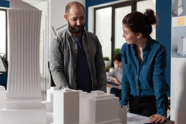 Profesyonel ofiste çalışan mimarlar konuşuyor.
