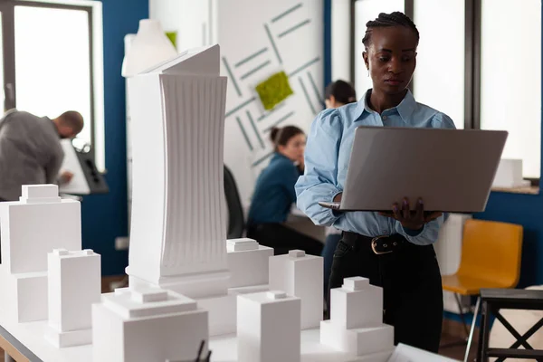 Afroamerikansk arkitekt på arbetsplats — Stockfoto