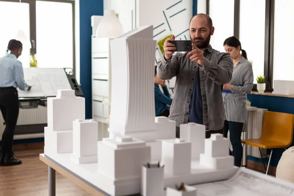 Architekt-Beruf Mann schaut sich Maquette-Layout an — Stockfoto