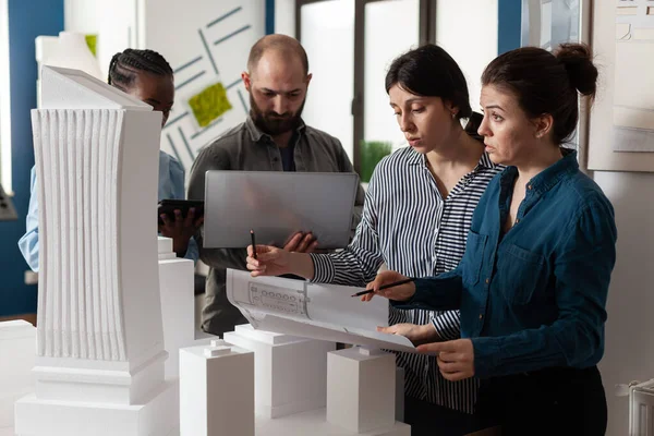 Architektur multiethnische Arbeiter treffen sich im Büro — Stockfoto