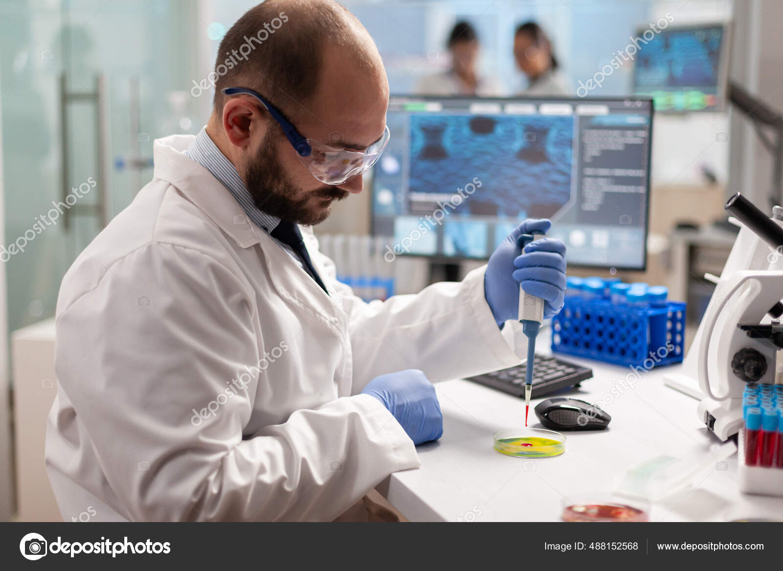 врач лабораторный генетик. лаборатория исследования. ученые медики. заведующий генетическим отделением. крионикс.