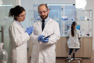 Kimyager hemşire modern laboratuardaki aşı geliştirme çalışmalarını açıkladı.