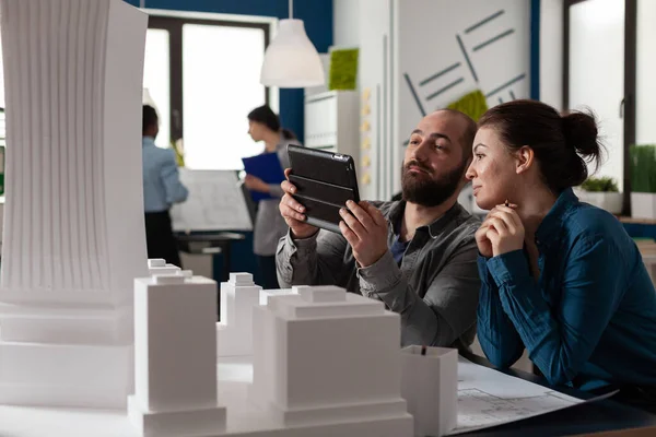 Colegas de arquitectura de diseño sentados en la oficina —  Fotos de Stock