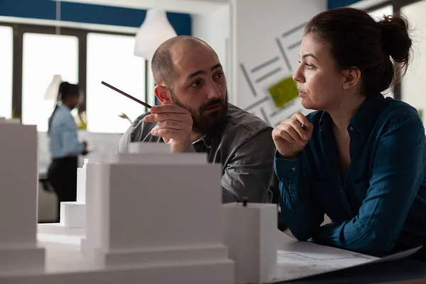 Ingenieurgruppe der Architekten sitzt im Büro und diskutiert — Stockfoto