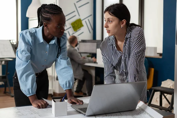 Arquitecto profesional diversas mujeres que trabajan en el ordenador portátil — Foto de Stock