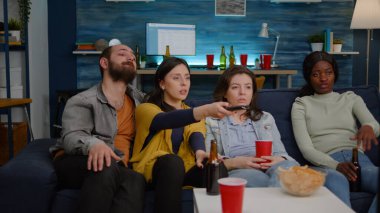 Karışık ırk arkadaşları televizyonda komedi filmi bulana kadar kanal değiştiriyor.