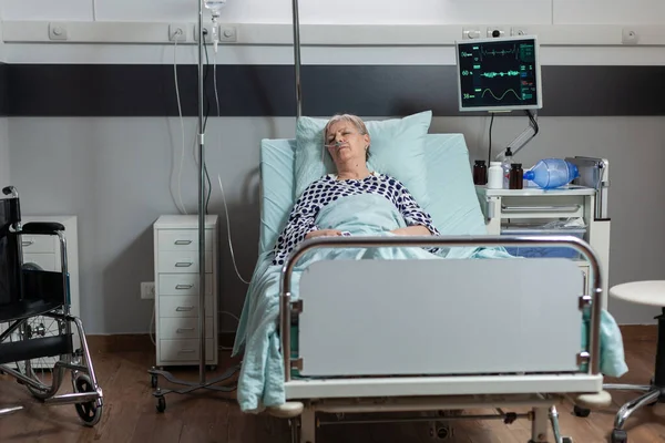 Idősebb nő beteg feküdt kórházi ágyban — Stock Fotó