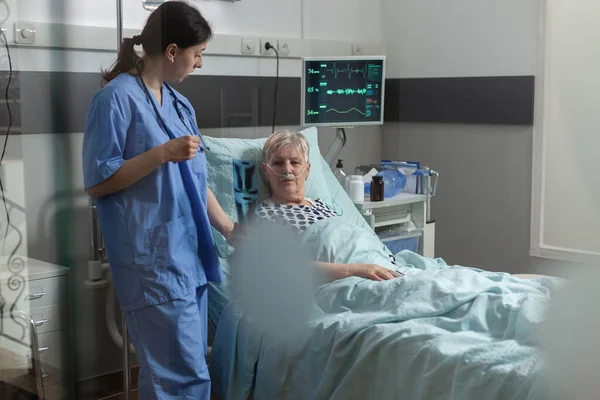 Alter Patient mit Lungenkrankheit atmet mit Sauerstoffmaske — Stockfoto