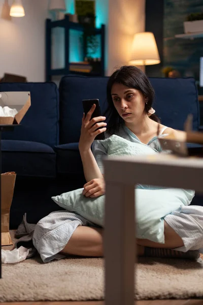 Triste dama frustrada leyendo malas noticias en el móvil sintiéndose nerviosa — Foto de Stock