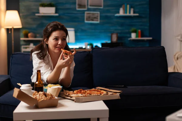 Kaukasische Frau hält leckere Pizzascheiben und isst Essen zum Mitnehmen — Stockfoto