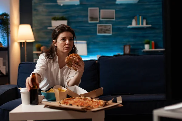 Portret van een vrouw met heerlijke buger eten afhaalmaaltijden — Stockfoto